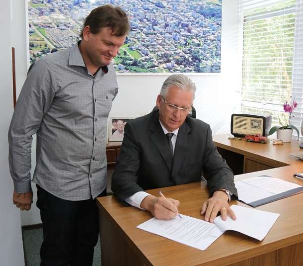 Proprietário da empresa, Luciano José Pergher e Prefeito Claiton Gonçalves assinaram contrato