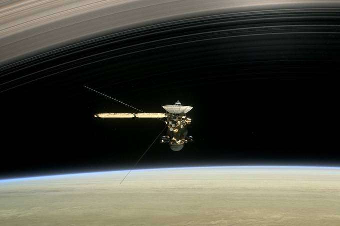Ilustração da sonda Cassini chegando em Saturno. A inteligência artificial pode ser usada em viagens de longa distância para dispensar a comunicação com a Terra e aprimorar a coleta e processamento de dados