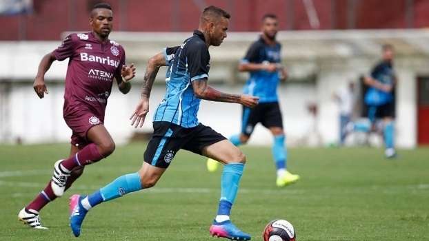 Luan durante o duelo entre Grêmio e Caxias