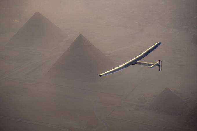 Avião Solar Impulse 2 sobrevoa as pirâmides, no Egito