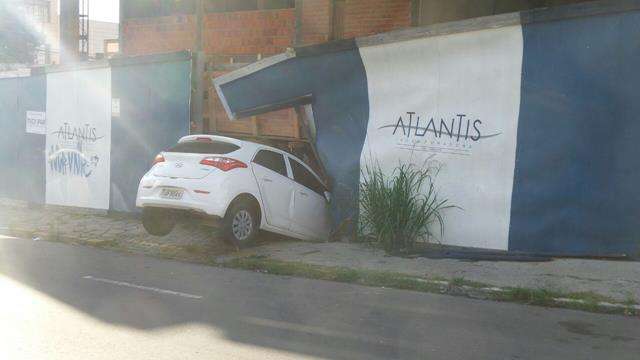 Carro invadiu uma construção com o impacto da colisão.(Foto: Rogério Costanza/RSCOM)