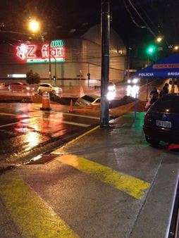 A foto do carro dentro do buracos das obras do SIM, em Caxias, está fazendo sucesso nas redes sociais (Foto:Reprodução/Facebook)