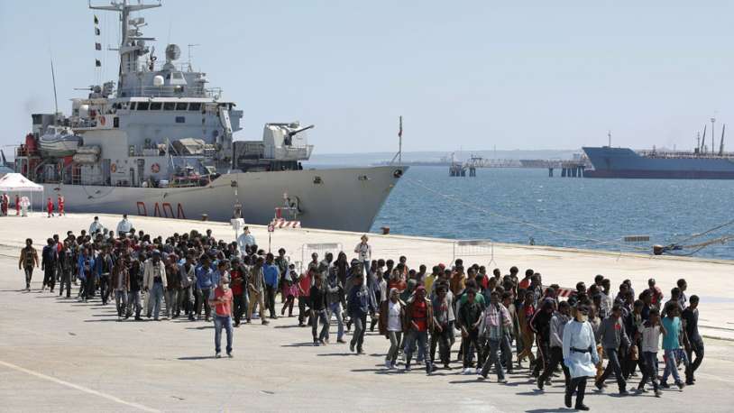 Imigrantes desembarcam em porto no sul da Itália