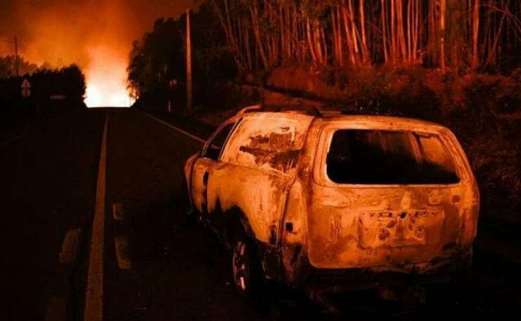 Veículo totalmente queimado devido ao incêndio de grandes proporções que atinge o país