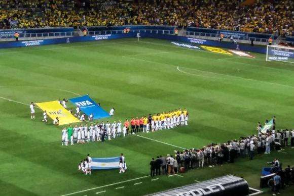 Com Messi e Neymar em campo, os torcedores presentes no Mineirão na noite desta quinta-feira (10) já esperavam um espetáculo