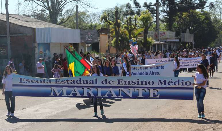 Desfile em Mariante
