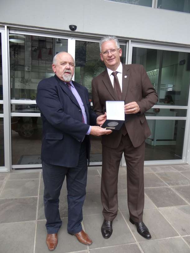 Entrega de medalha ao prefeito de Carlos Barbosa Fernando Xavier da Silva