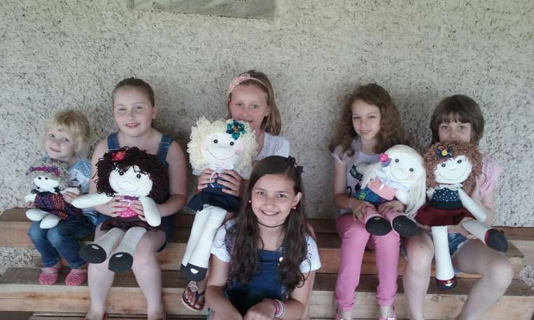 Meninas brincando com os presentes