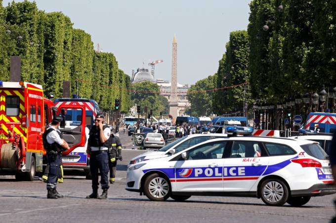 Polícia isola as imediações da Champs-Élysées