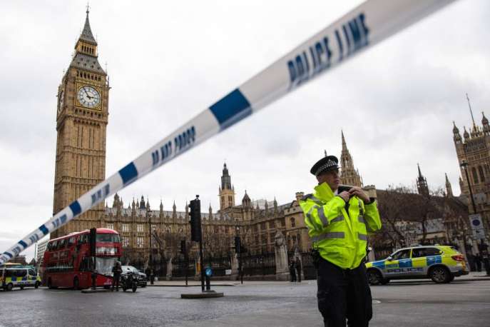 Polícia isola a área após incidente com tiros nos arredores do Parlamento em Londres