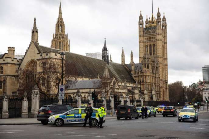 Polícia isola a área após incidente com tiros nos arredores do Parlamento em Londres
