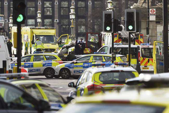 Polícia isola a área após incidente com tiros nos arredores do Parlamento em Londres