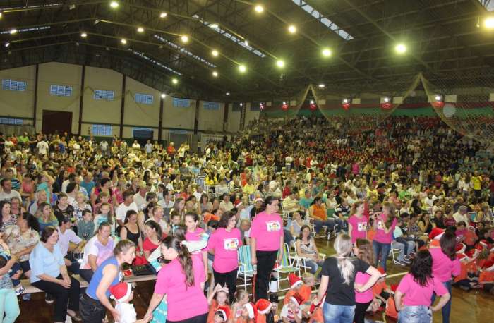Apresentações culturais e a chegada do Papai Noel encantaram o excelente público que foi ao ginásio