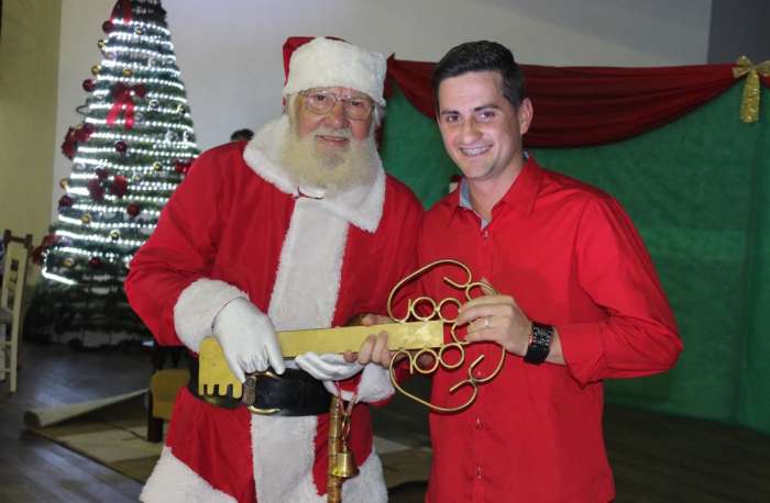 Apresentações culturais e a chegada do Papai Noel encantaram o excelente público que foi ao ginásio