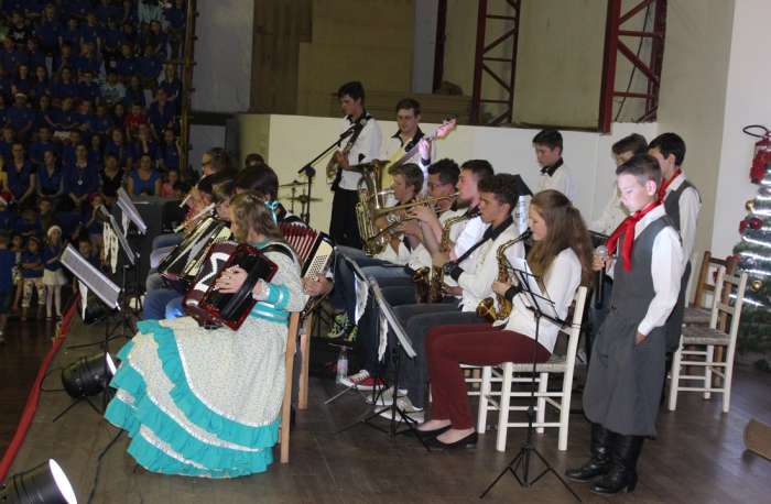 Apresentações culturais e a chegada do Papai Noel encantaram o excelente público que foi ao ginásio