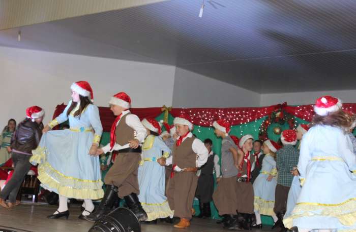 Apresentações culturais e a chegada do Papai Noel encantaram o excelente público que foi ao ginásio