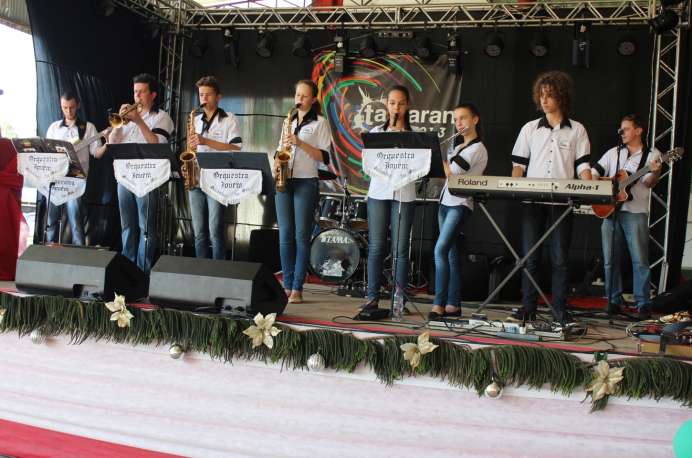 Orquestra Jovem Municipal fez a abertura do Natal Comunitário