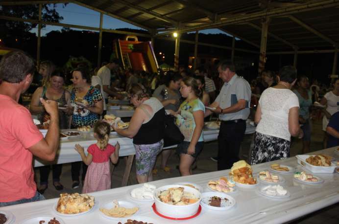 Ceia comunitária foi um dos grandes momentos do evento realizado no parque, no sábado