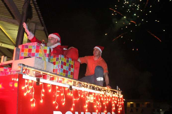 Chegada do Papai Noel encantou a criançada