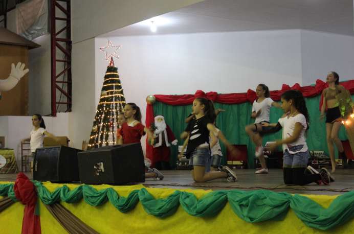 Mostras das atividades da Oficina Municipal de Artes movimentaram o Natal Fé e Luz