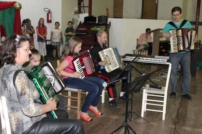 Mostras das atividades da Oficina Municipal de Artes movimentaram o Natal Fé e Luz