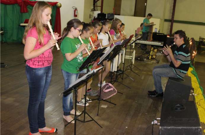 Mostras das atividades da Oficina Municipal de Artes movimentaram o Natal Fé e Luz