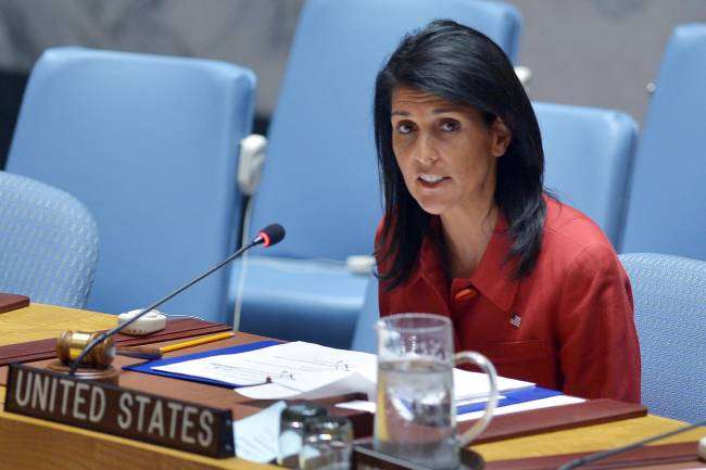 O embaixadora dos Estados Unidos junto às Nações Unidas, Nikki Haley, faz observações introdutórias durante a reunião do Conselho de Segurança sobre a situação da Síria, na sede da ONU