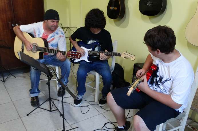 Oficinas de música estão entre as mais procuradas por salvadorenses de todas as idades