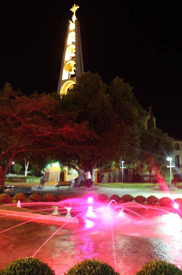 Chafariz da Praça Municipal está com iluminação especial para a campanha