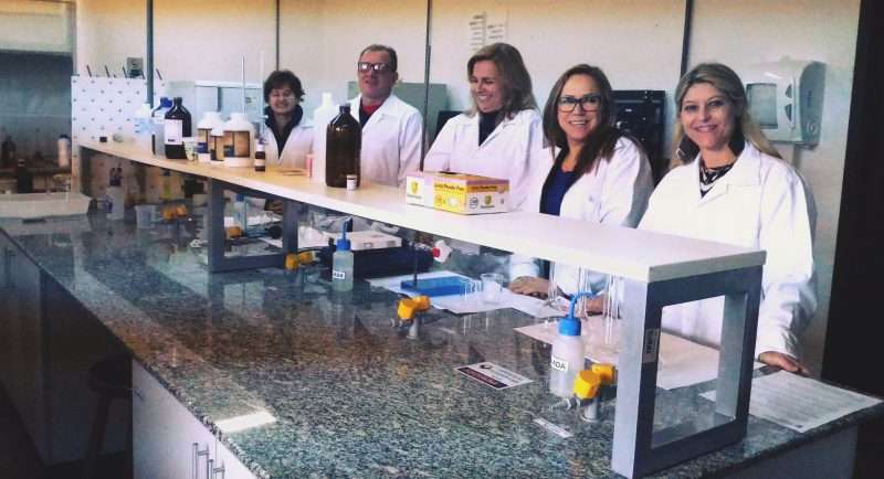 Professores durante capacitação de aula em ciências