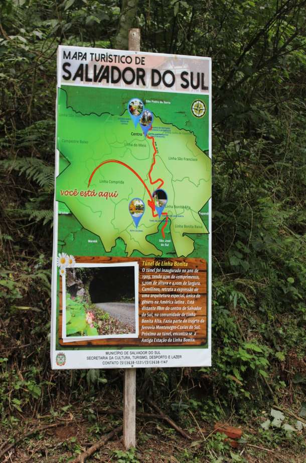 Painéis trazem informações sobre o local de visitação e mapa turístico do Município