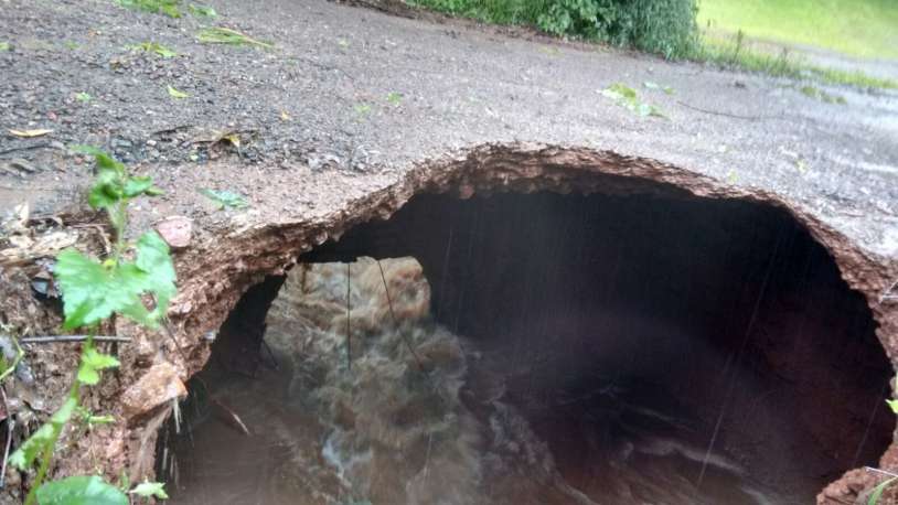Ponte foi destruída na estrada geral pela enxurrada