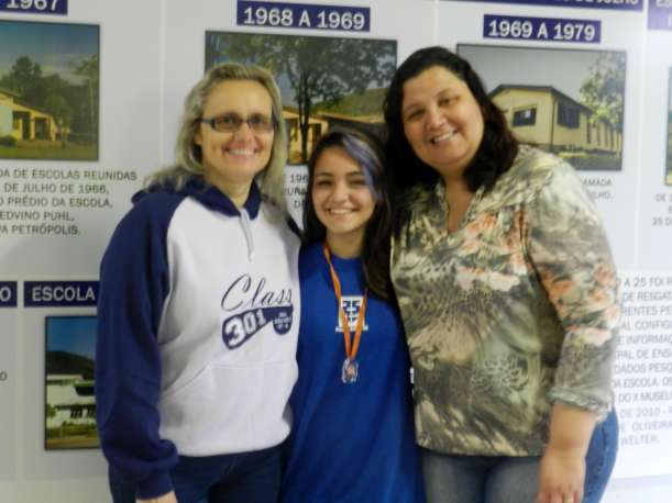 Professora Márcia, Gabriela e diretora Daniela Flores de Lima