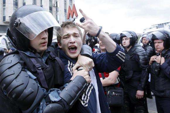 Polícia russa prende um dos participantes de manifestação não autorizada no centro de Moscou