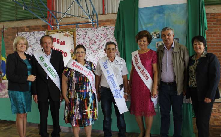 Rei e Rainha antigos e os atuais com a Administração Municipal