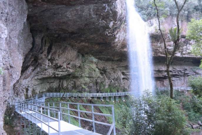 Passagem sob a cascata de Salto Ventoso