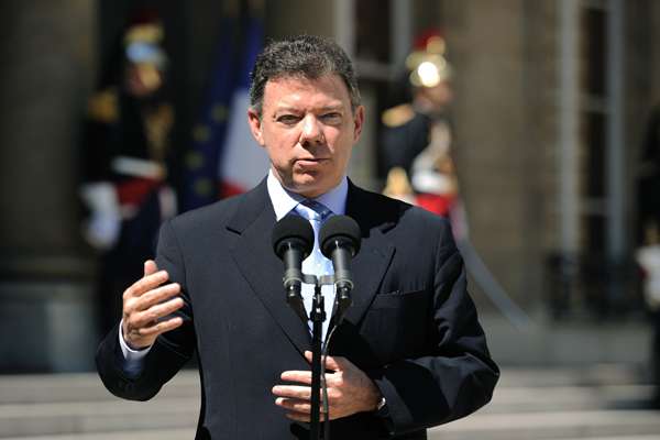 O presidente colombiano, Juan Manuel Santos, fala à imprensa na sede do governo
