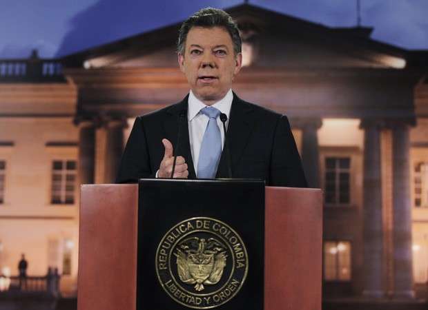 O presidente colombiano, Juan Manuel Santos, fala à imprensa na sede do governo