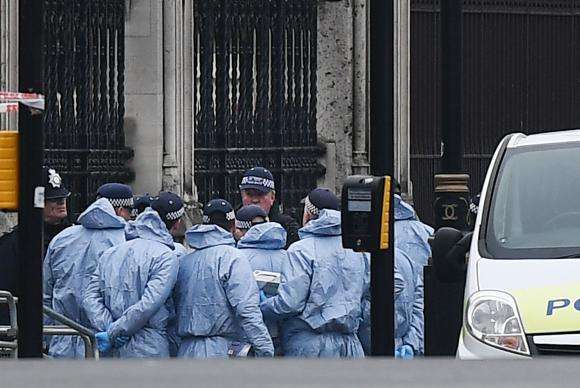 Polícia investigativa britânica, Scotland Yard, percorre o Parlamento britânico em busca de provas sobre o atentado em Londres