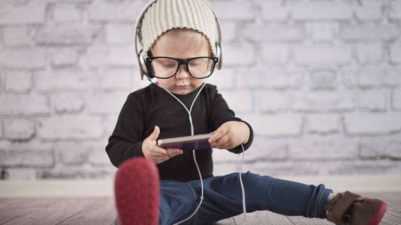 Criança faz buscas por música em smartphone