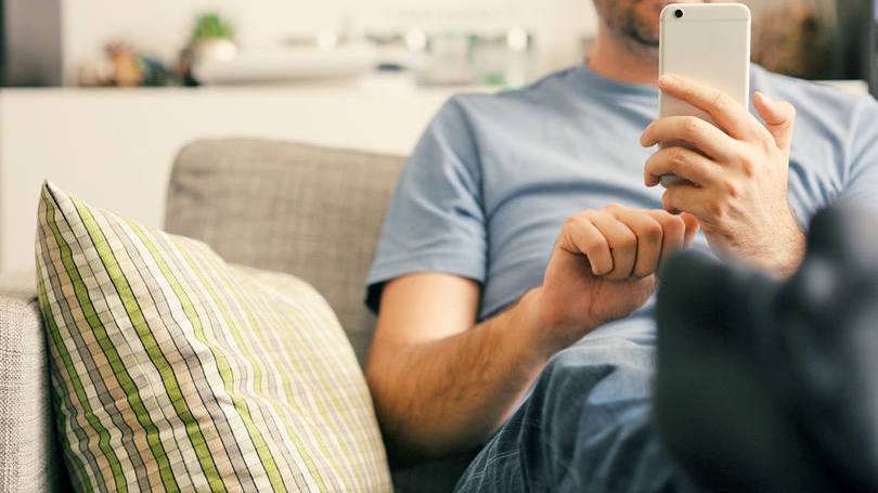 Smartphone no sofá: estudo mostra horário nobre das redes sociaisl