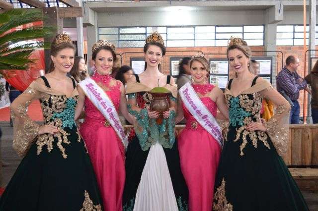 Soberanas da Festa das Orquídeas com a corte da Fenachim