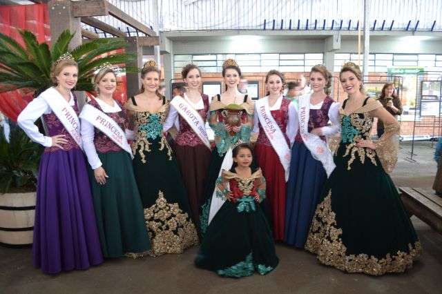 Soberanas da festa do Colono com as soberanas da Fenachim