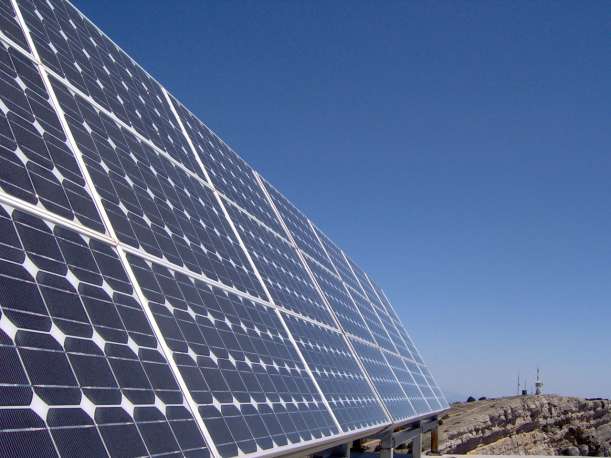 Até o final de 2015, todos os países do mundo computavam uma potência solar fotovoltaica de 234 GW