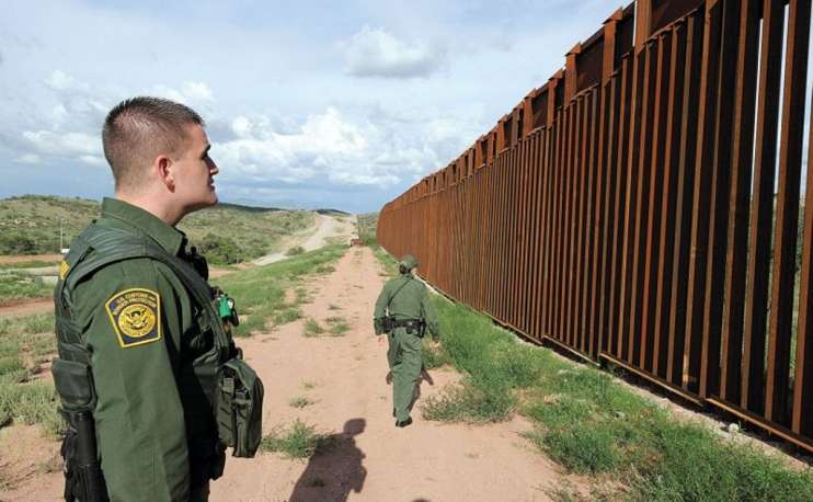 Policial fiscaliza fronteira dos EUA com o México