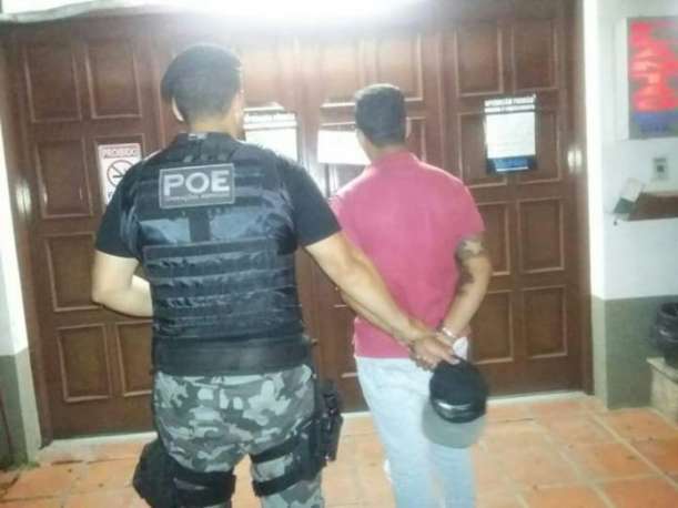 Taxista foi preso após tentar fugir de barreira