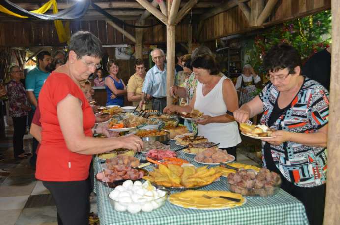 Café da Colônia foi servido aos idosos na Linha Stein