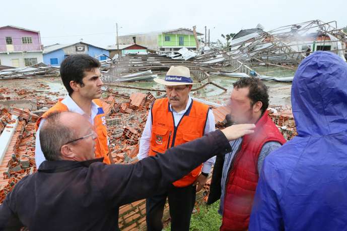 Após o sobrevoo, Sartori acompanhou o ministro em vistoria por bairro atingido pelo temporal