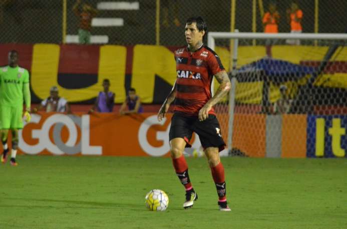 Zagueiro Victor Ramos
