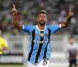 Léo Moura comemora o primeiro gol